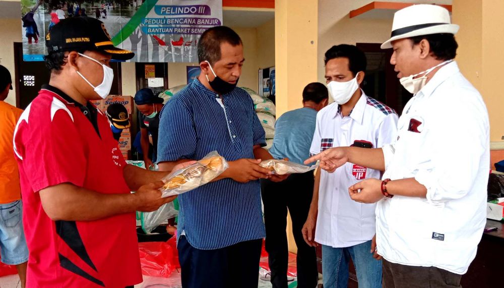Komunitas Gresikbaik saat memberikan paket empon-empon kepada warga terdampak banjir di Gresik
