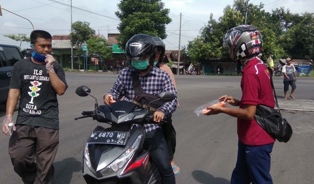 Netizen Bagikan Ratusan Masker dan Hand Sanitizer di Sidoarjo
