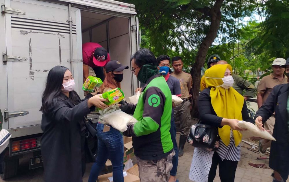 Komunitas Pengusaha Perempuan Bagikan 1.300 Paket Sembako di Surabaya