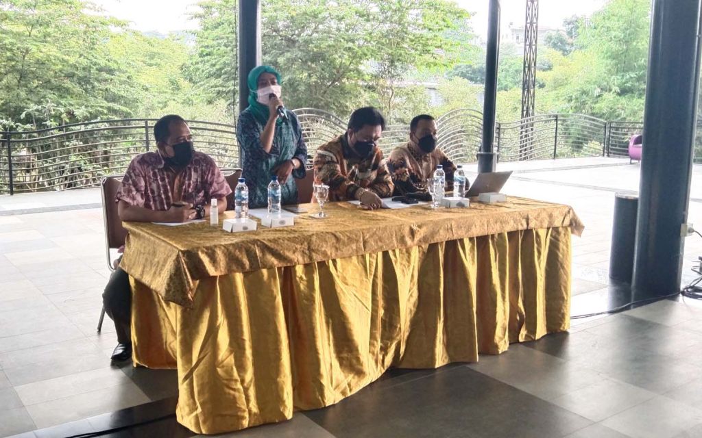 Tim Kuasa Hukum JE dan SPI bersama Kepala Sekolah Risna Amalia menggelar konferensi pers di SPI Kota Batu