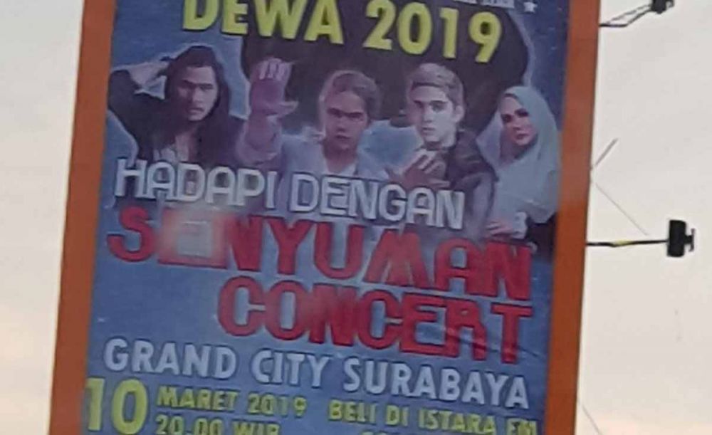 Baliho Konser untuk Ahmad Dhani bertajuk 'Hadapi dengan Senyuman' terpasang di sudut kawasan Jenggolo Sidoarjo