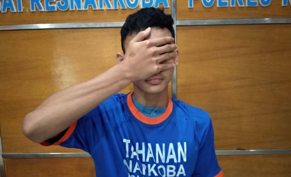 AD, penikmat sabu-sabu saat diamankan di Mapolres Kediri