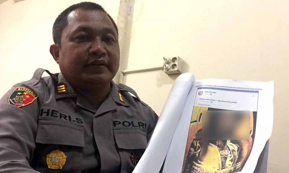 Kasatreskrim Polres Blitar Kota AKP Heri Sugiono menunjukkan gambar hinaan yang dibagikan ke media sosial Facebook
