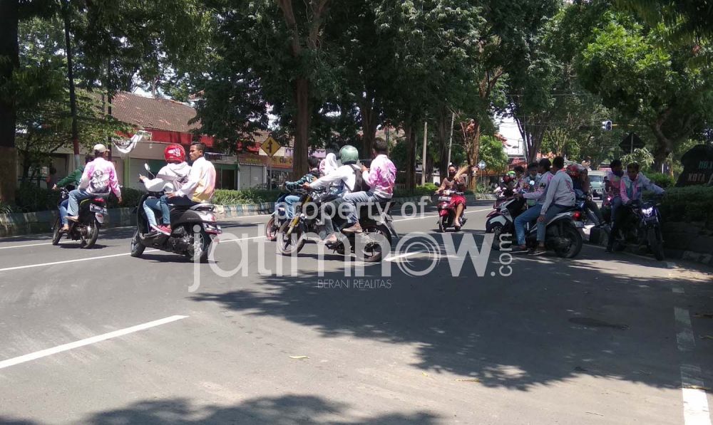 Puluhan Pelajar SMA di Mojokerto Konvoi Kelulusan saat Corona Mewabah
