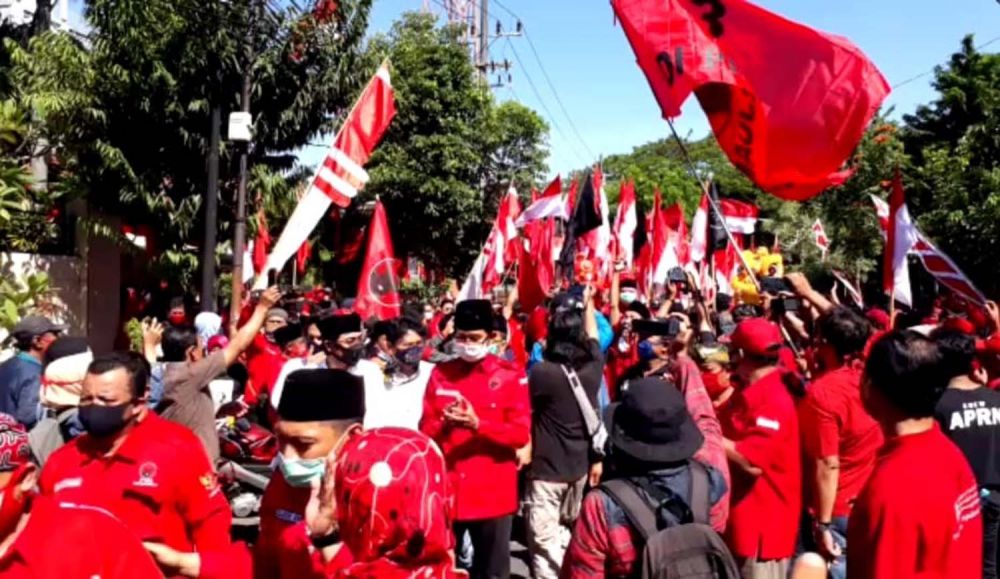 Konvoian massa pendukung saat mengantar jago PDIP mendaftar ke KPU Surabaya (Foto-foto: jatimnow.com)
