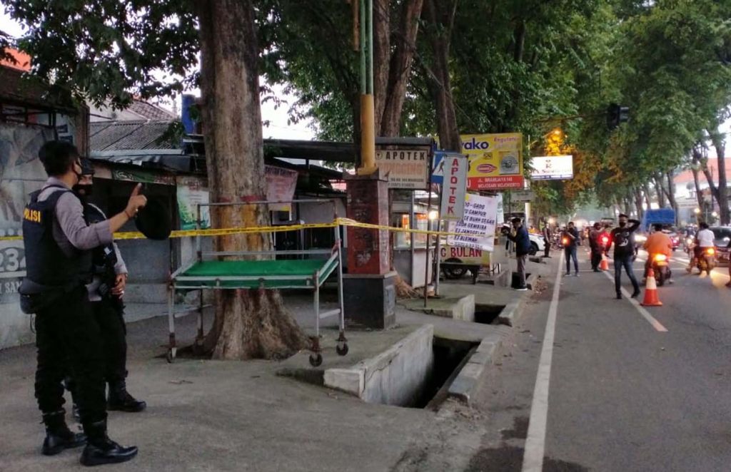 Polisi mengamankan lokasi ditemukannya koper misterius