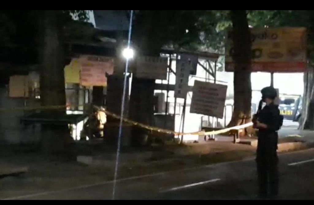 Tim Gegana Polda Jatim melakukan identifikasi koper misterius di Mojokerto