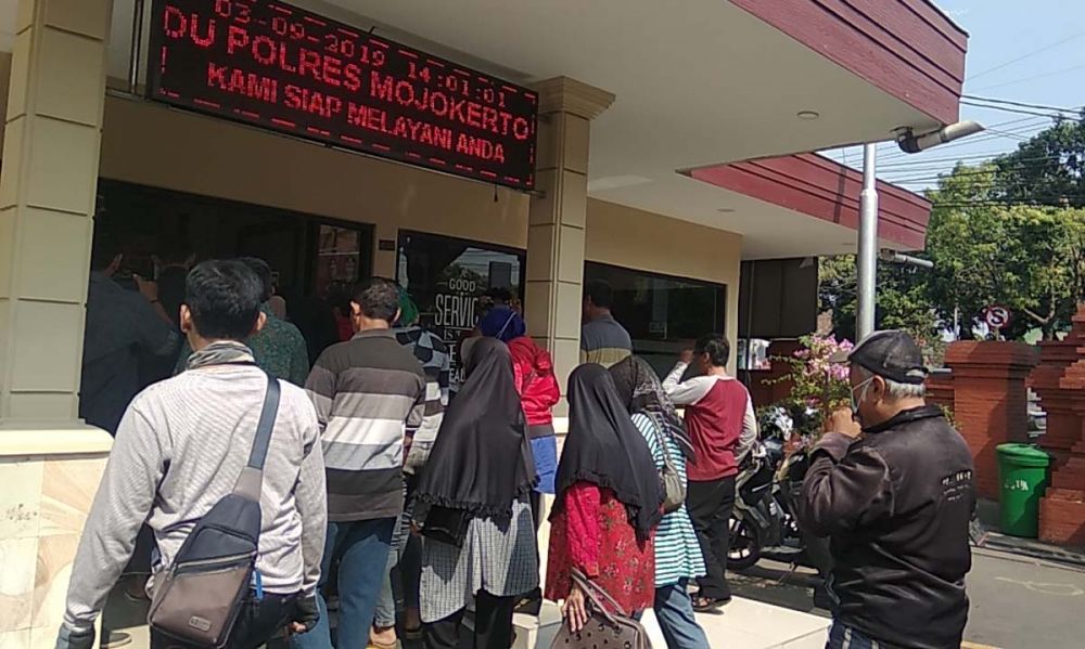 Para korban investasi bodong mendatangi SPKT Polres Mojokerto Kota untuk melaporkan pengelola PT Rofiq Hanifah Sukses (RHS Group)