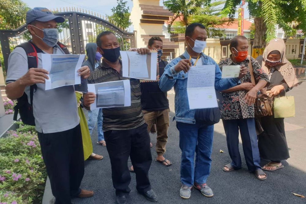 Para korban investasi diduga bodong saat melapor ke Polrestabes Surabaya