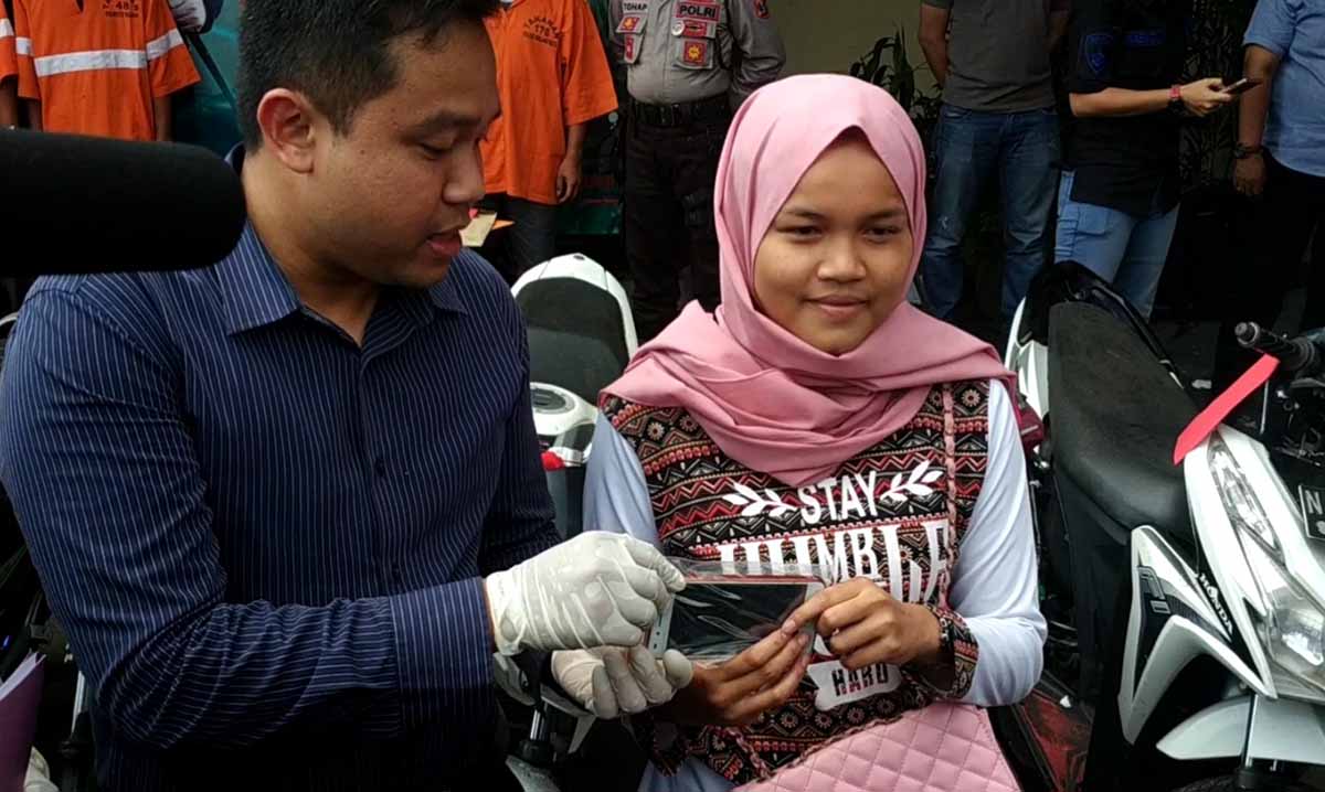 Risa Setiana terlihat girang saat menerima HPnya kembali