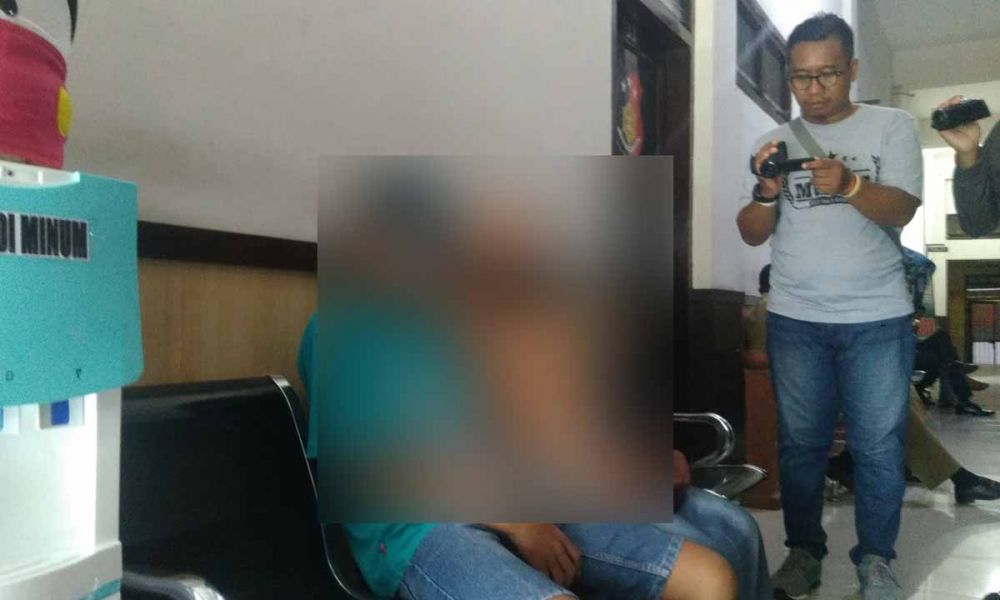 Korban pencabulan (kiri duduk) didampingi ibunya di Mapolres Probolinggo Kota 