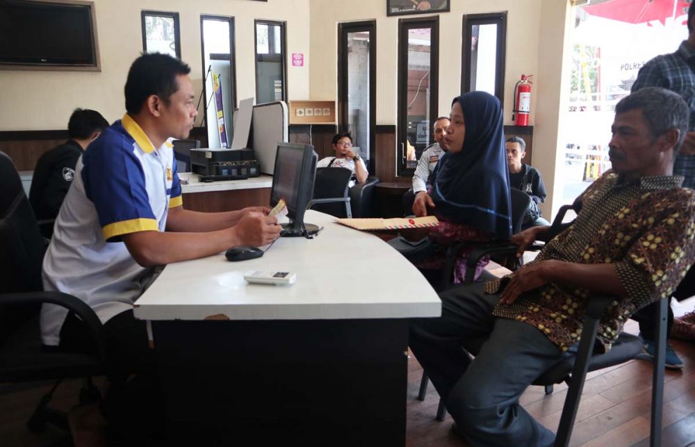 Endang Susiati, korban penipuan undian berhadiah saat melapor di SPKT Polres Ponorogo