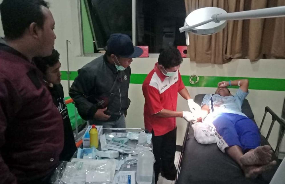 Supriyadi, korban percobaan perampokan mendapat perawatan di RSUD dr Mohammad Saleh Kota Probolinggo