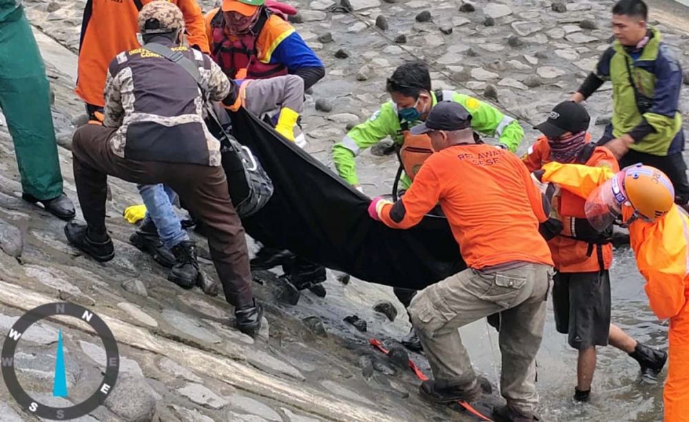 Tim SAR mengevakuasi jasad pelajar yang hilang tenggelam di Sungai Brantas Mojokerto