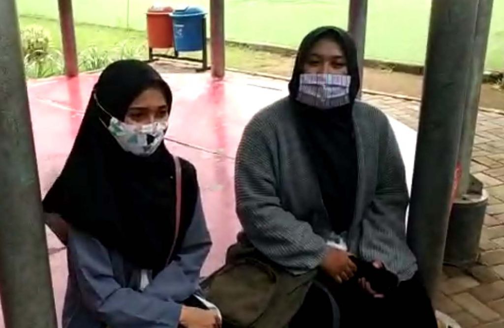 DR (kiri) dan temannya yang menjadi korban teror pemotor pamer alat kelamin