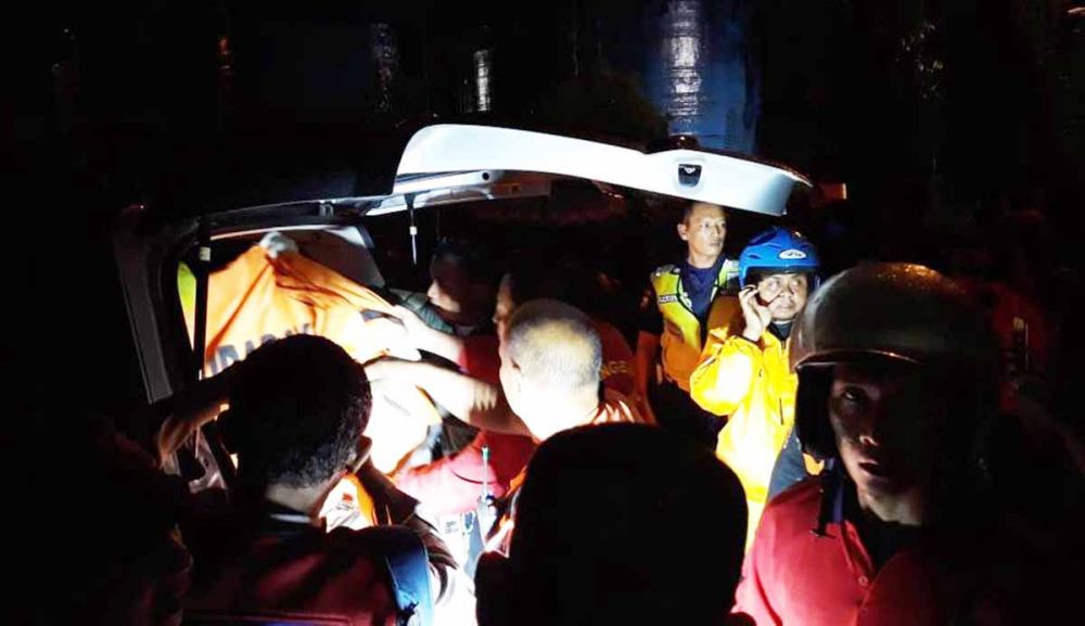 Evakuasi jasad korban tewas tenggelam akibat banjir di Citraland Surabaya