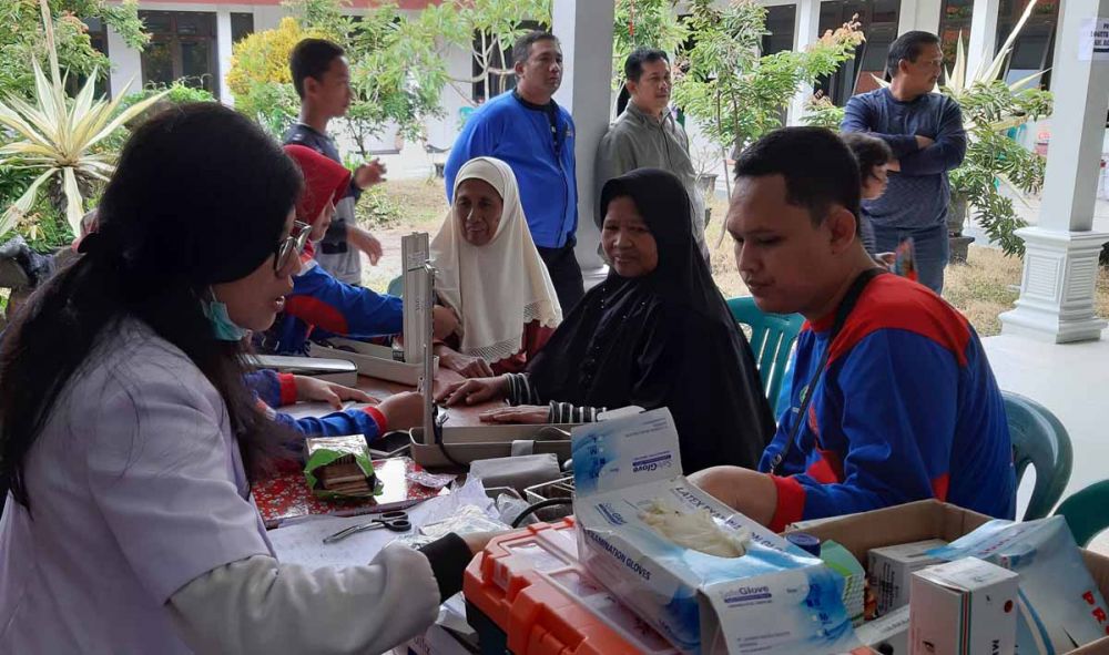 Korban banjir di Madiuan diperiksa kesehatannya oleh tim medis di Posko Pengungsian