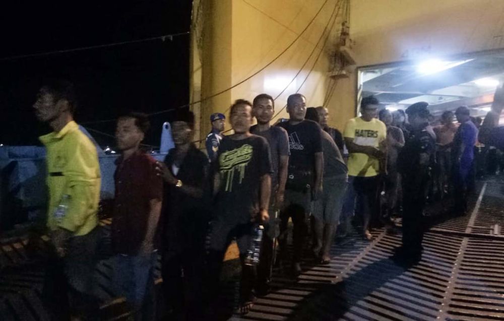 Para penumpang KM Santika Nusantara yang selamat turun dari KM Dharma Fery 7 di Pelabuhan Tanjung Perak Surabaya