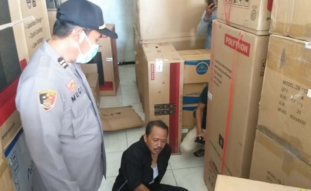 Junaedi (baju hitam), pria yang mengalahkan pencuri di gudang elektronik miliknya