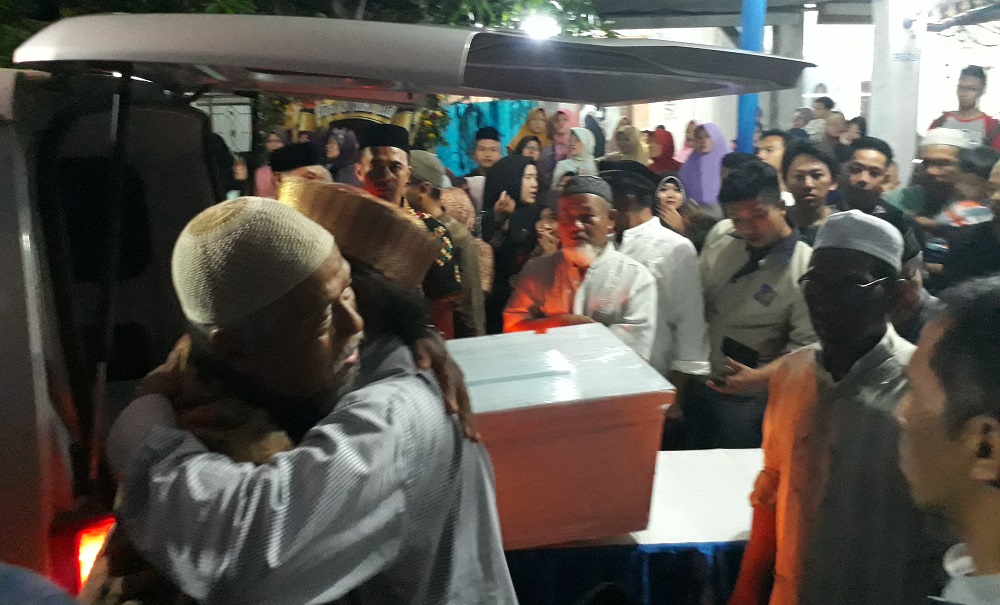 Kedatangan jenazah Ninil Ukhita korban Tsunami Anyer disambut haru oleh keluarganya di Pasuruan. 