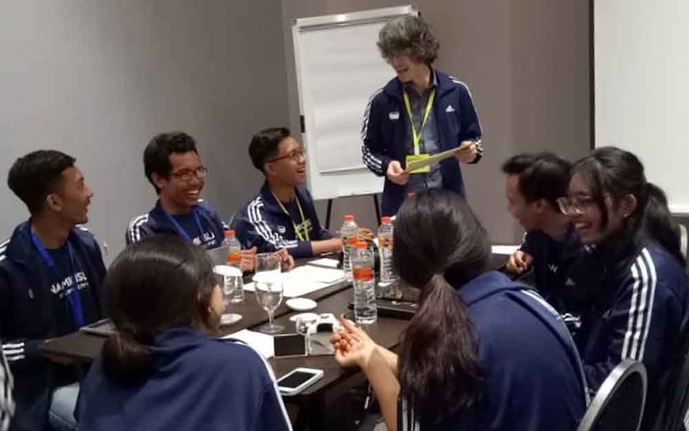 Mahasiswa Poliwangi dan PNU Korea dimentori oleh Profesor Young Bong Seo