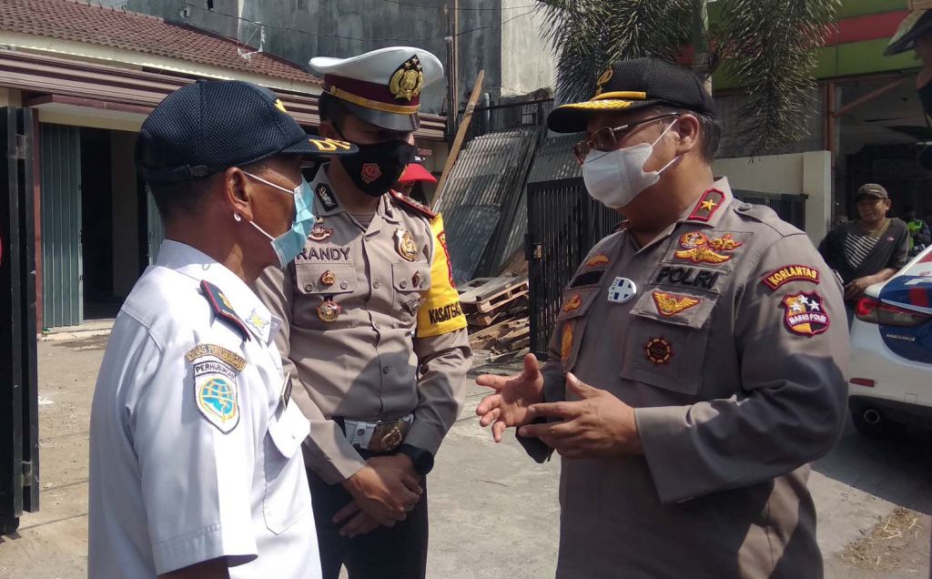 Dirkamsel Korlantas Polri, Brigjen Pol Chryshnanda Dwilaksana meninjau area black spot di Jalan RA Basuni, Sooko, Kabupaten Mojokerto