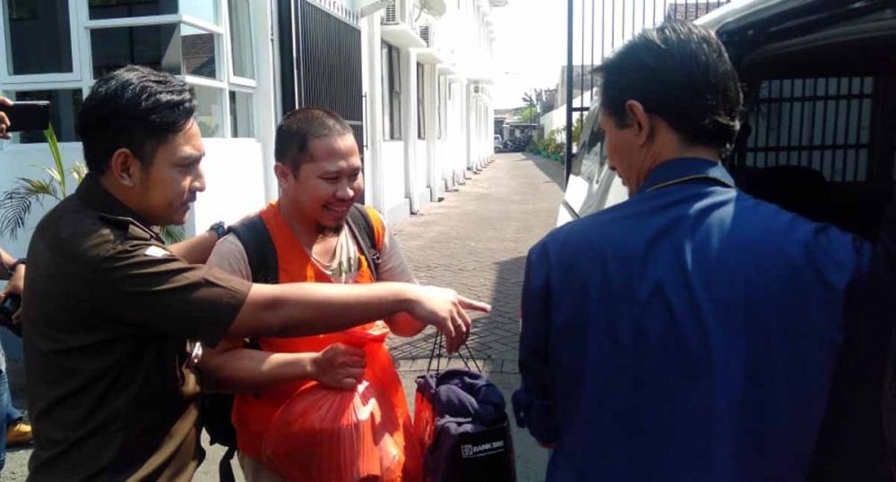 Sigit Hendro Purnomo saat digelandang Penyidik Kejari Kabupaten Mojokerto