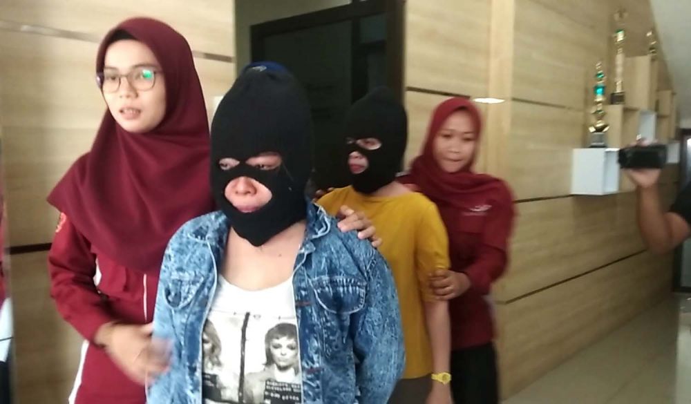 Dua wanita pengedar kosmetik ilegal diamankan di Mapolresta Banyuwangi