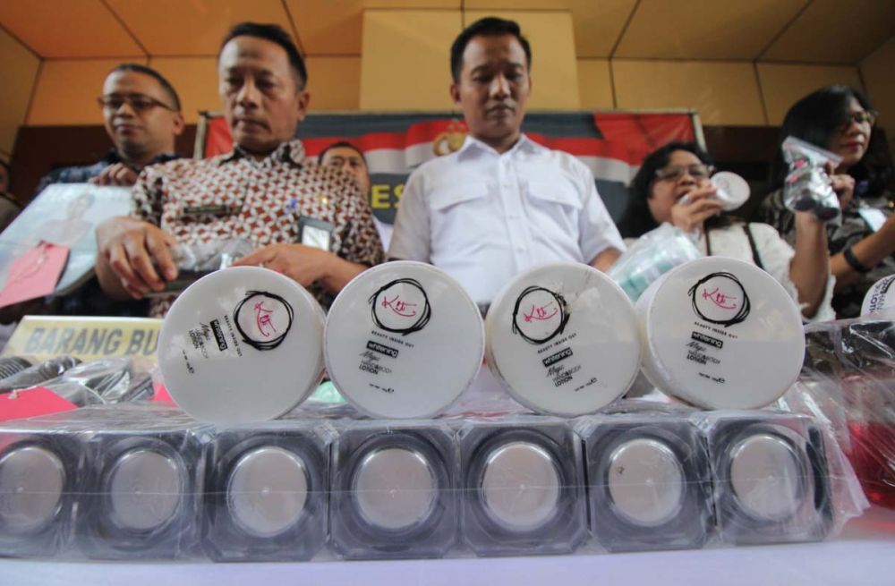 Peredaran kosmetik ilegal merk KLT dibongkar Subdit Indagsi Ditreskrimsus Polda Jatim