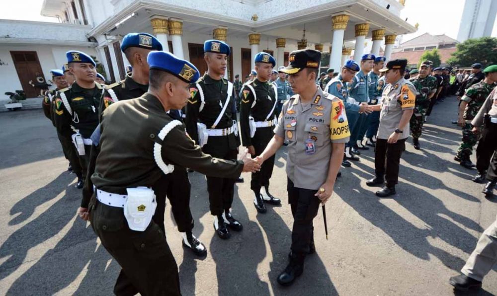 Kapolrestabes Surabaya Kombes Pol Sandi Nugroho memimpin apel kesiapan pengamanan digelar di Gedung Negara Grahadi Surabaya