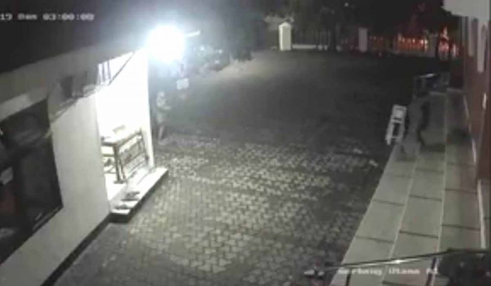 Foto rekaman CCTV aksi tiga bocah mencuri kotak amal masjid di Surabaya yang diunggah akun Twitter @rijal_disco484