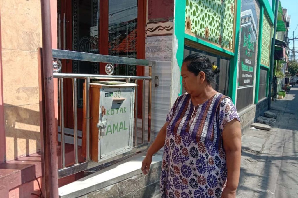 Warga menunjukkan kotak amal musala yang dibobol pencuri