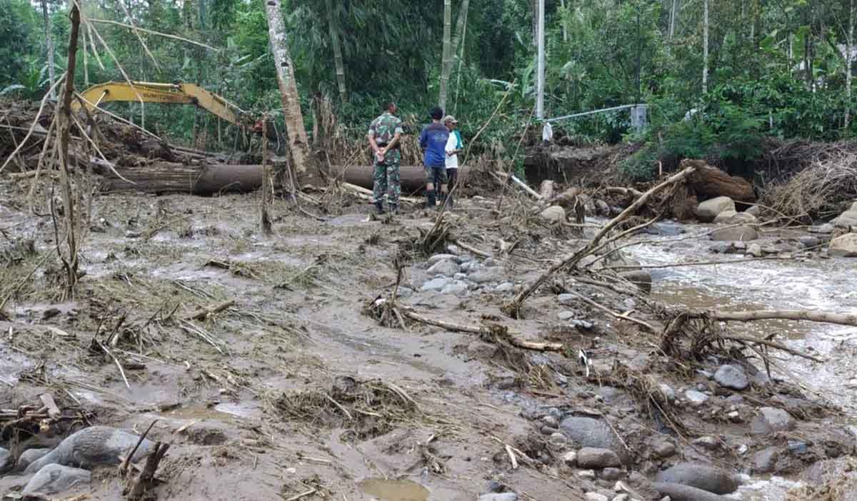 Bekas banjir kotoran sapi yang menerjang wilayah Ngadirenggo, Wlingi, Kabupaten Blitar