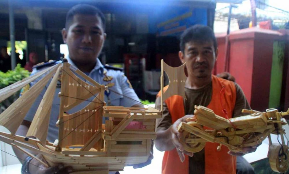 Petugas Rutan menunjukkan hasil kerajinan tangan Imam