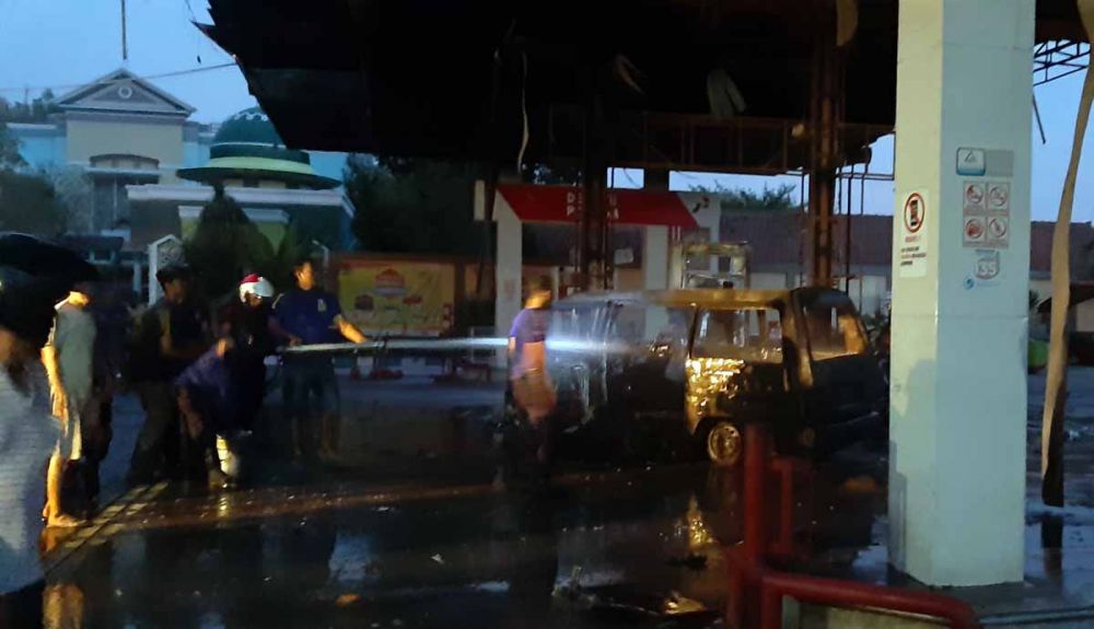 Petugas berhasil memadamkan api yang membakar mobil dan mesin pengisian BBM di SPBU Ponorogo
