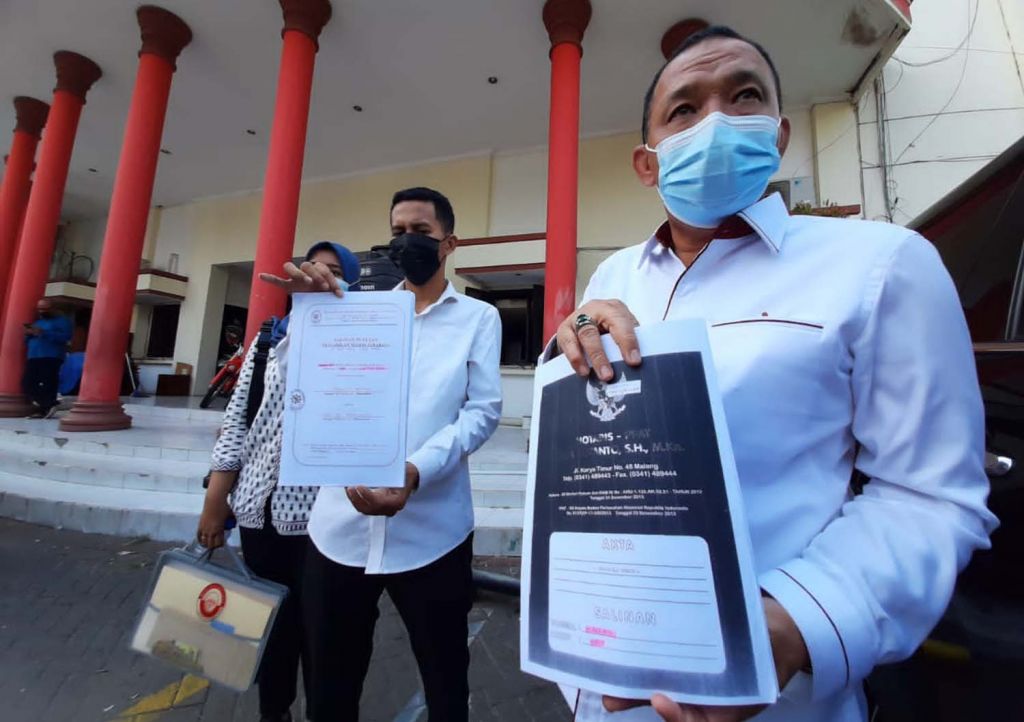 Kuasa Hukum LD, Abdul Malik (kanan) saat berada di Mapolrestabes Surabaya