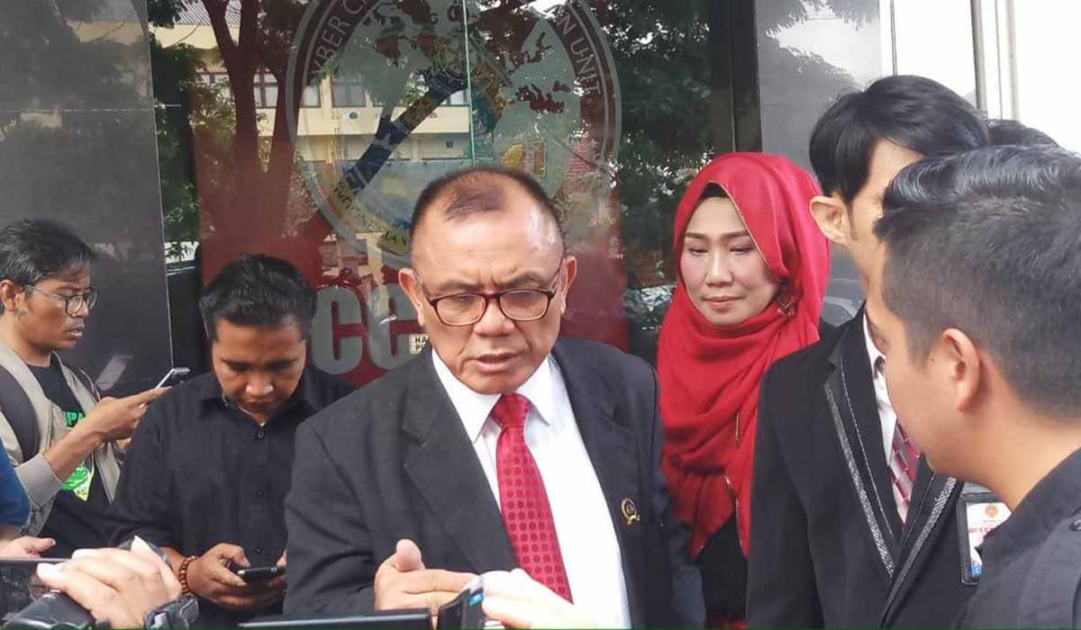 Guntual Laremba, Ketua Tim Kuasa Hukum artis Vanessa Angel saat menyatakan pengunduran dirinya di Mapolda Jatim 