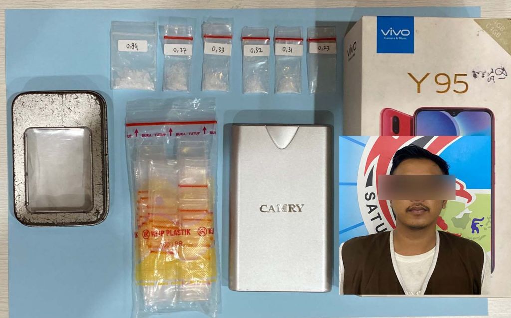 Kolase barang bukti sabu dan kuli bangunan yang nyambi jadi pengedar