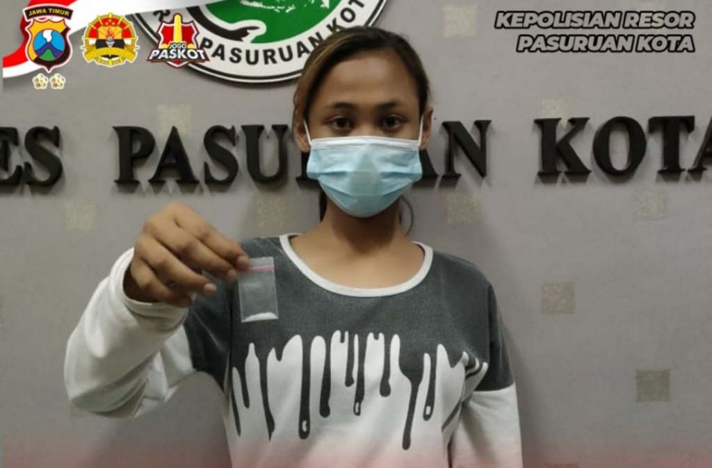 Gadis Pembawa Sabu Coba Kelabuhi Polisi: Ngaku di Bawah Umur dan Berlagak Bego