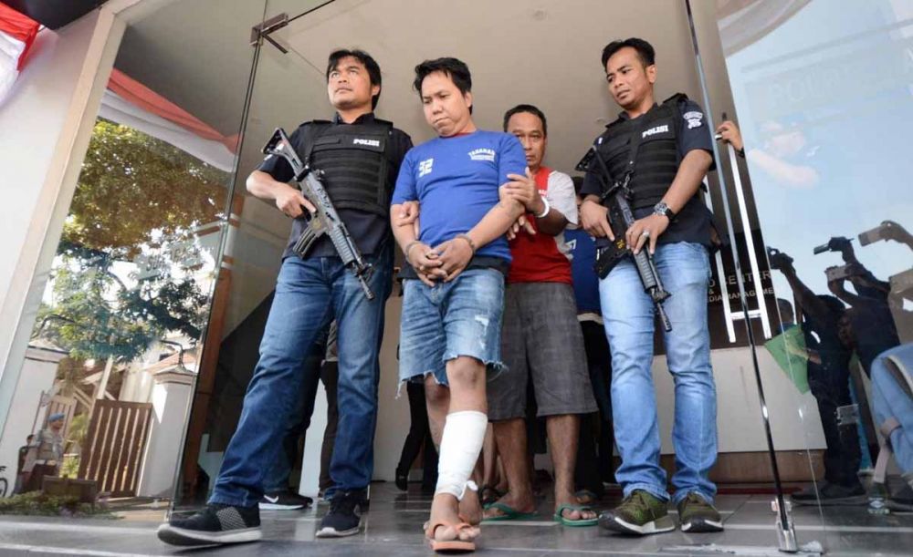 Muksin (kaki diperban), saat digelandang di Mapolrestabes Surabaya