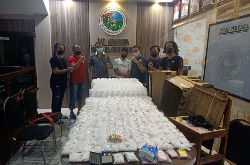Kurir yang bernyali besar itu diamankan Satresnarkoba Polres Mojokerto Kota bersama barang bukti sabu dan pil koplo