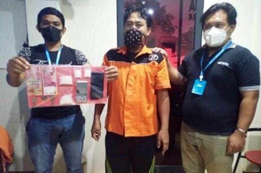 Anam (tengah) kurir narkoba saat diamankan di Mapolres Pelabuhan Tanjung Perak, Surabaya