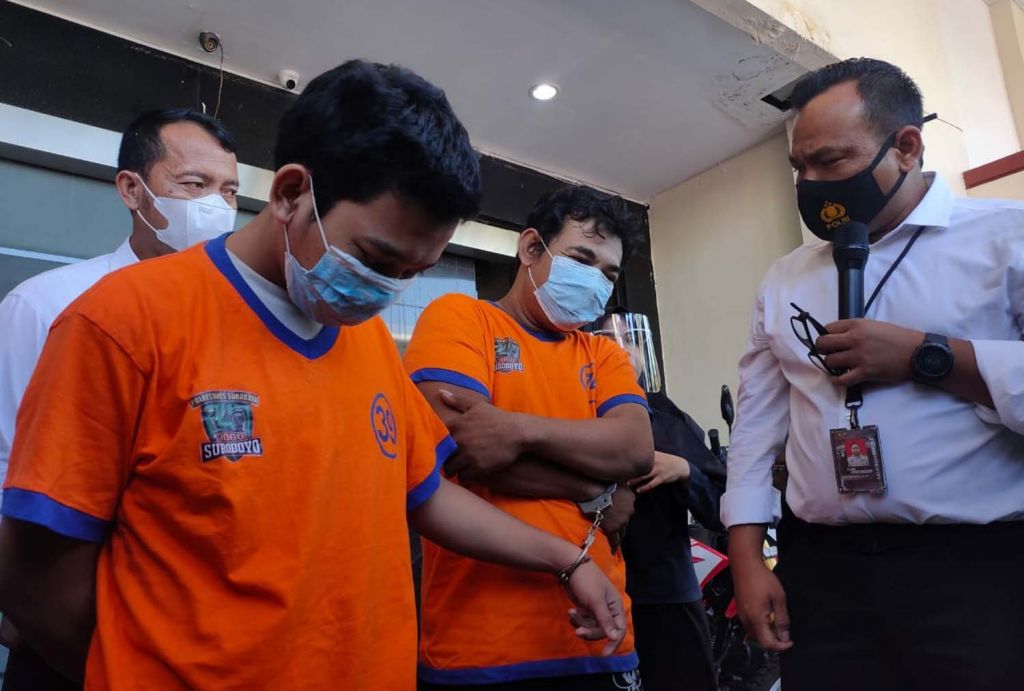 Kasatrenaskoba Polrestabes Surabaya, AKBP Memo Ardian menginterogasi dua tersangka