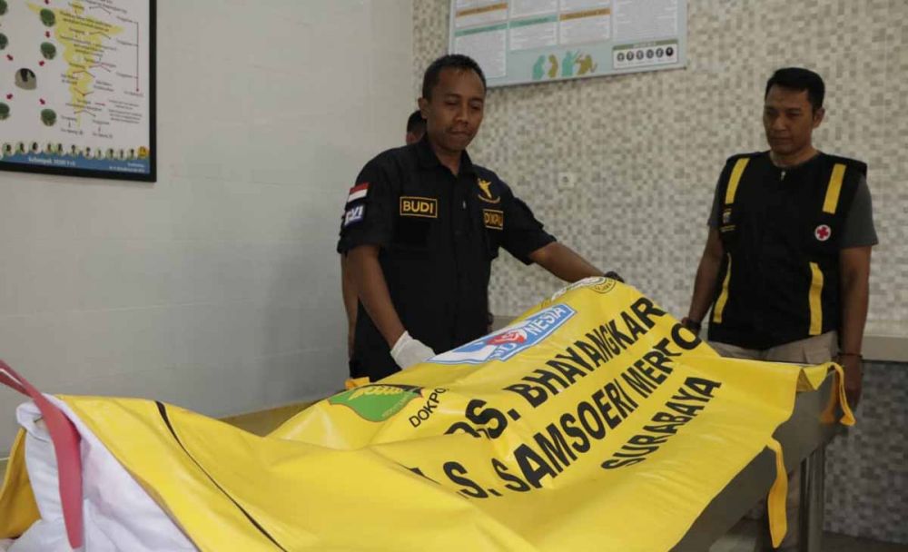 Jasad Yoyok Priyanto, kurir sabu yang ditembak mati Polda Jatim saat berada di RS Bhayangkara di Surabaya