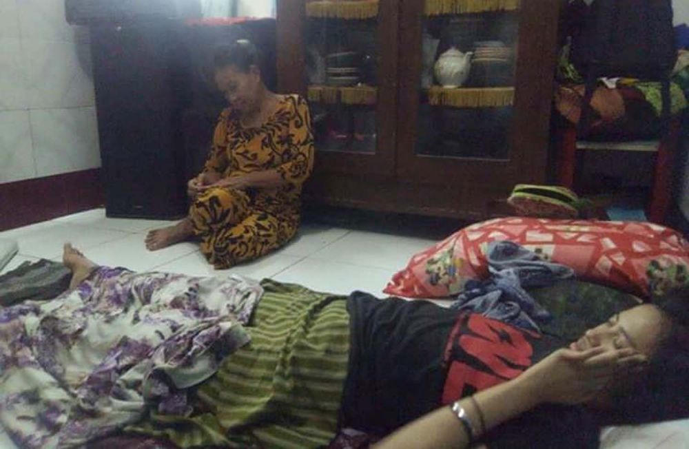 Warda Ningsih terharu setelah mendapat bantuan kursi roda dari Machfud Arifin (Foto-foto: postingan akun Facebook Moch Rokib Gusro)