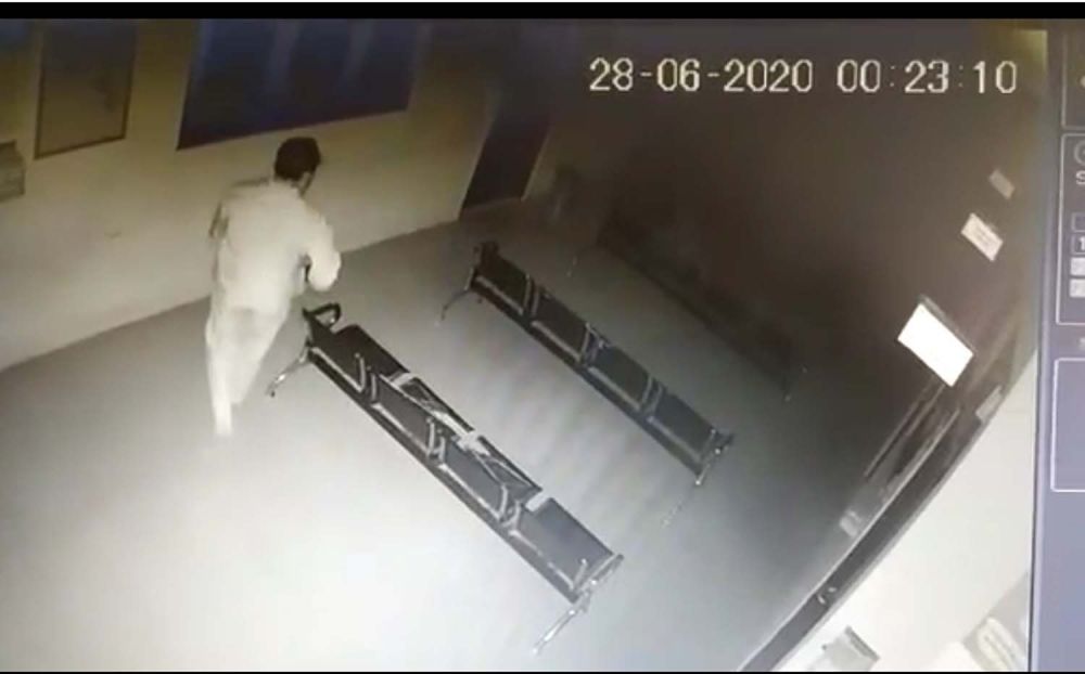 Tangkapan layar video rekaman CCTV aksi pencurian kursi ruang tunggu di Puskesmas Pesanggrahan, Kecamatan Kutorejo, Kabupaten Mojokerto