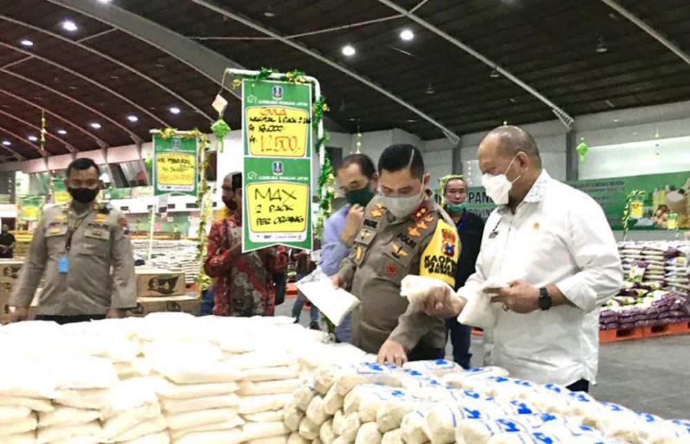 Ketua DPD RI AA LaNyalla Mahmud Mattalitti didampingi Kapolda Jatim Irjen Pol Fadil Imran saat melakukan kunjungan ke Lumbung Pangan Jawa Timur di Surabaya Rabu (20/5/2020)