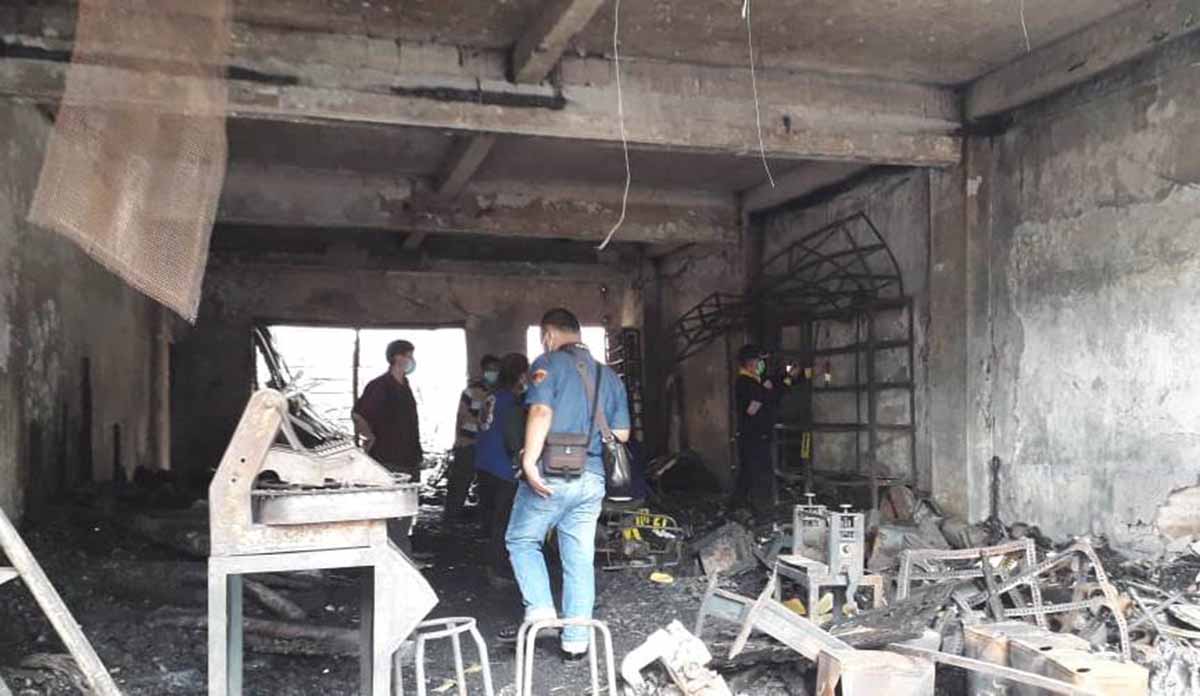 Tim Labfor melakukan olah TKP di lokasi kebakaran ruko 2 lantai di Mojokerto