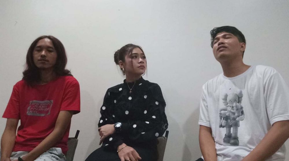 Artis dangdut pelantun lagu Corona, Alvi Ananta dan perwakilan Samudra Record Angga (kanan)