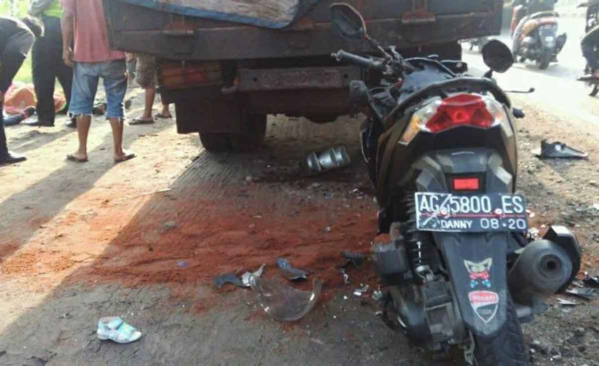 Kondisi mobil usai tersambar kereta api di Pasuruan